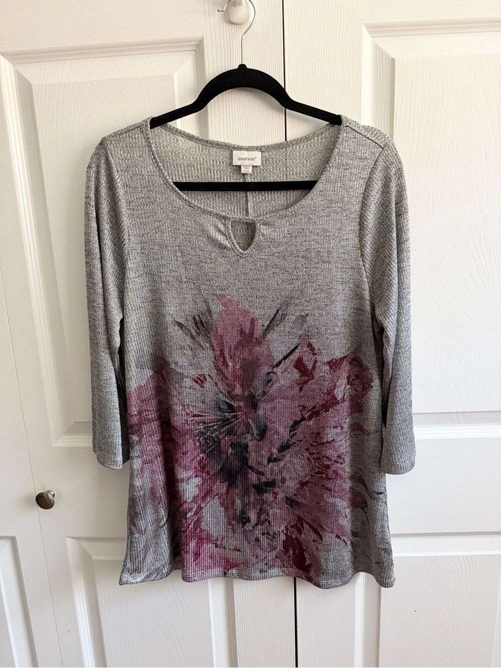 5 for $25! Avenue Gray Floral Print Scoop Neck Top